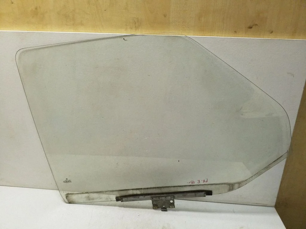 Galvenais priekšējo durvju stikls (četrdurvju) E143R001352