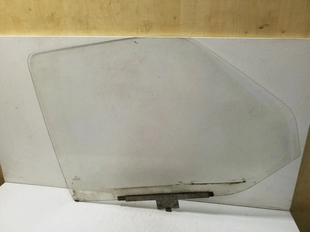Galvenais priekšējo durvju stikls (četrdurvju) E143R001352