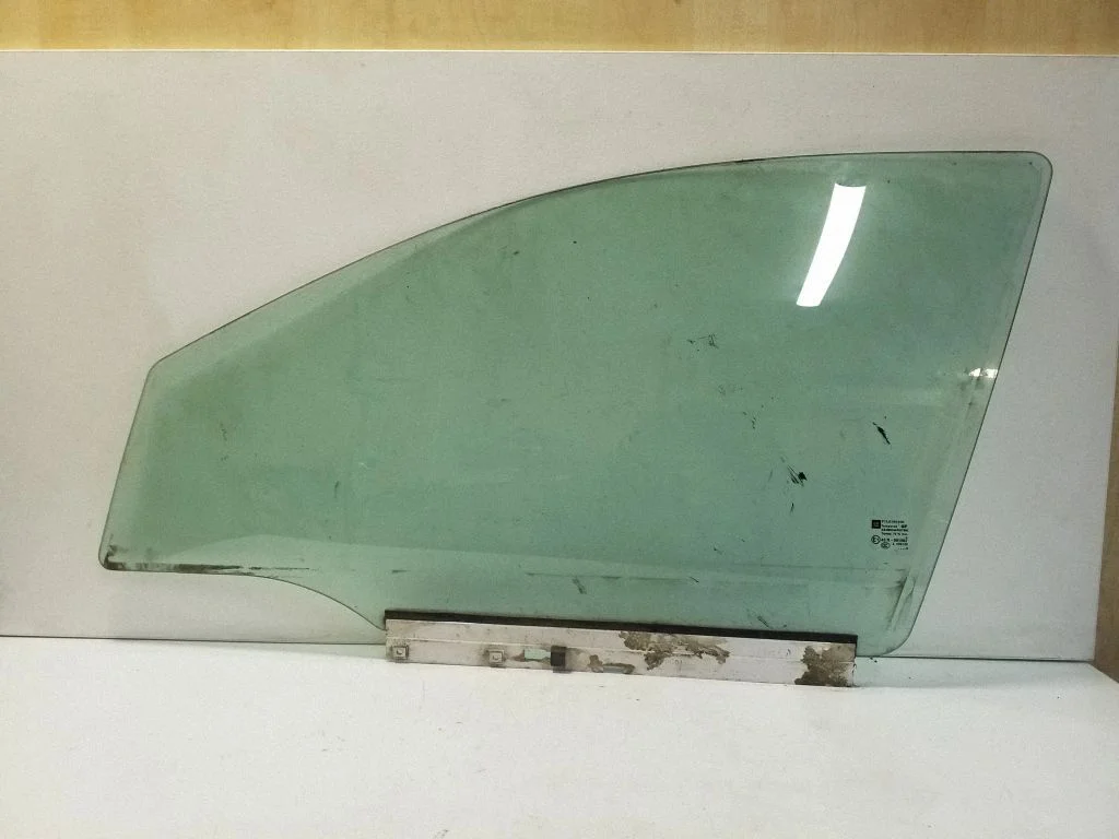 Esiukse põhiklaas (neljaukselise) E143R001582