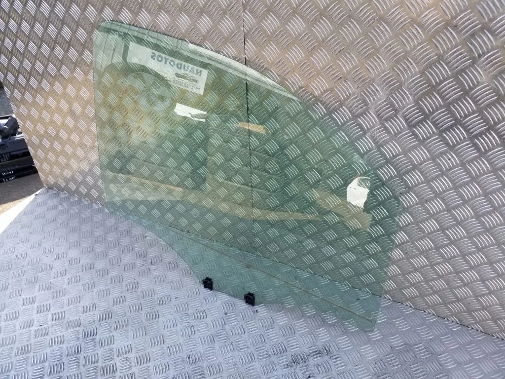 Esiukse põhiklaas (neljaukselise) – Opel Vivaro (2019-)