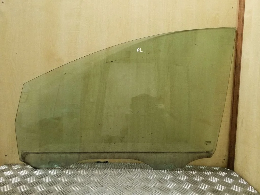 Front door window glass four-door 7N0845201