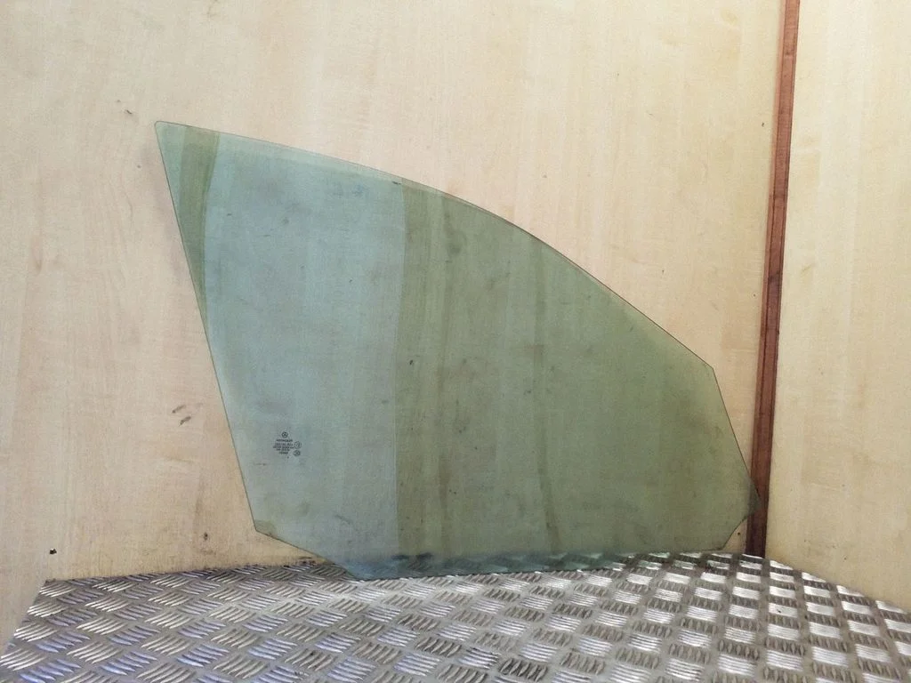 Szyba drzwi przednich (główna, 4-drzwiowe) 43R001582
