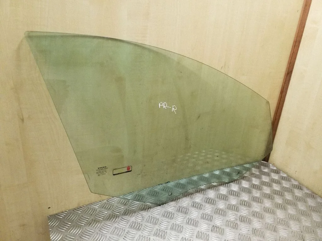 Galvenais priekšējo durvju stikls (četrdurvju) – labā