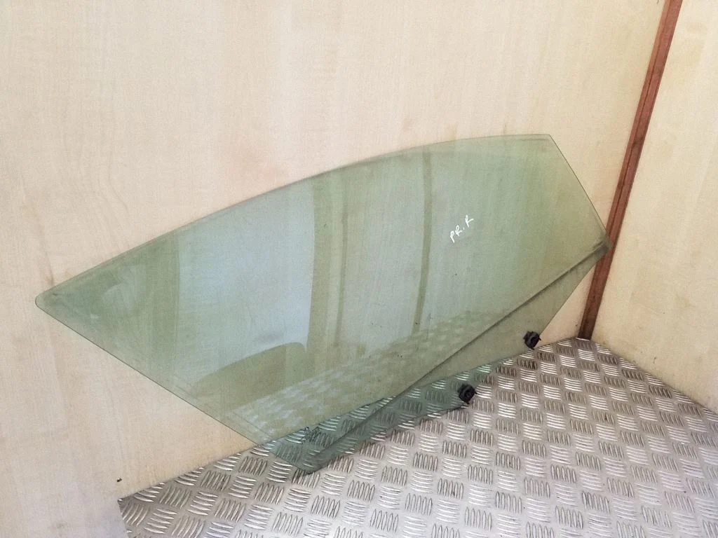 Front door window glass four-door – Peugeot 508 RXH (2011-2018)