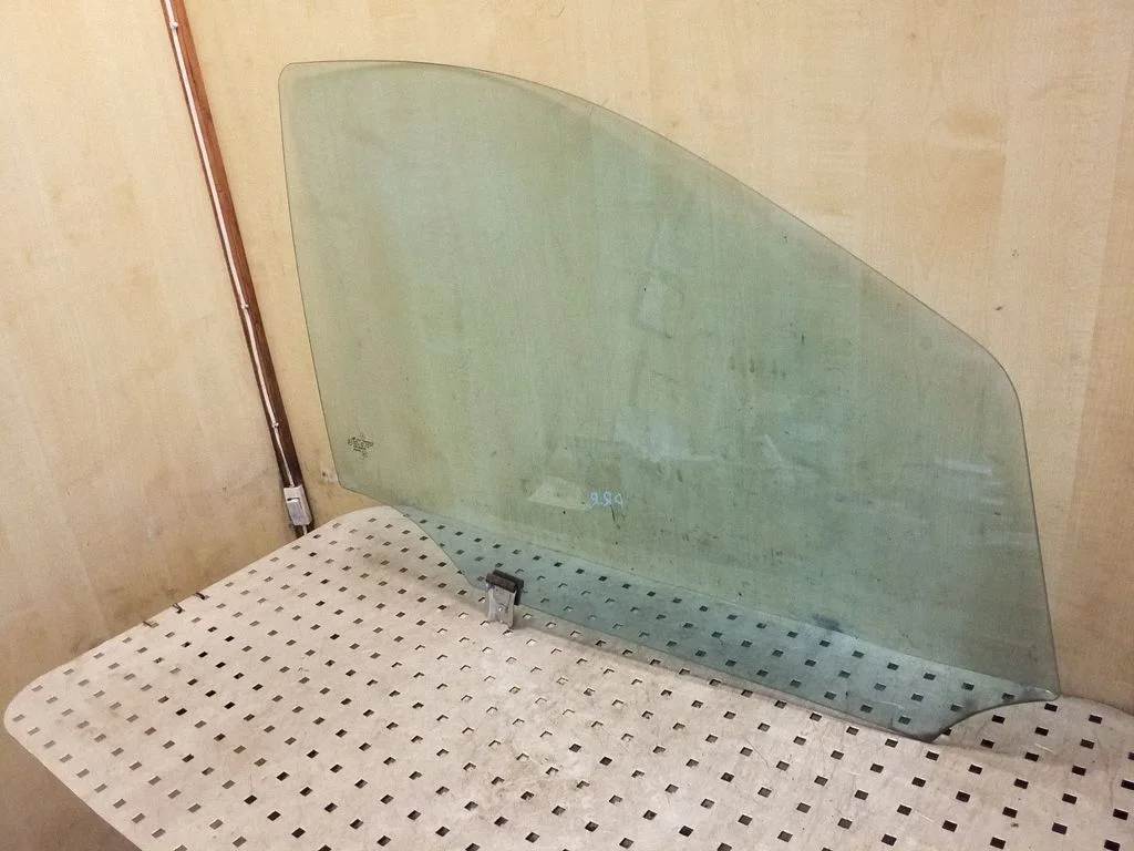 Galvenais priekšējo durvju stikls (četrdurvju) 43R000004