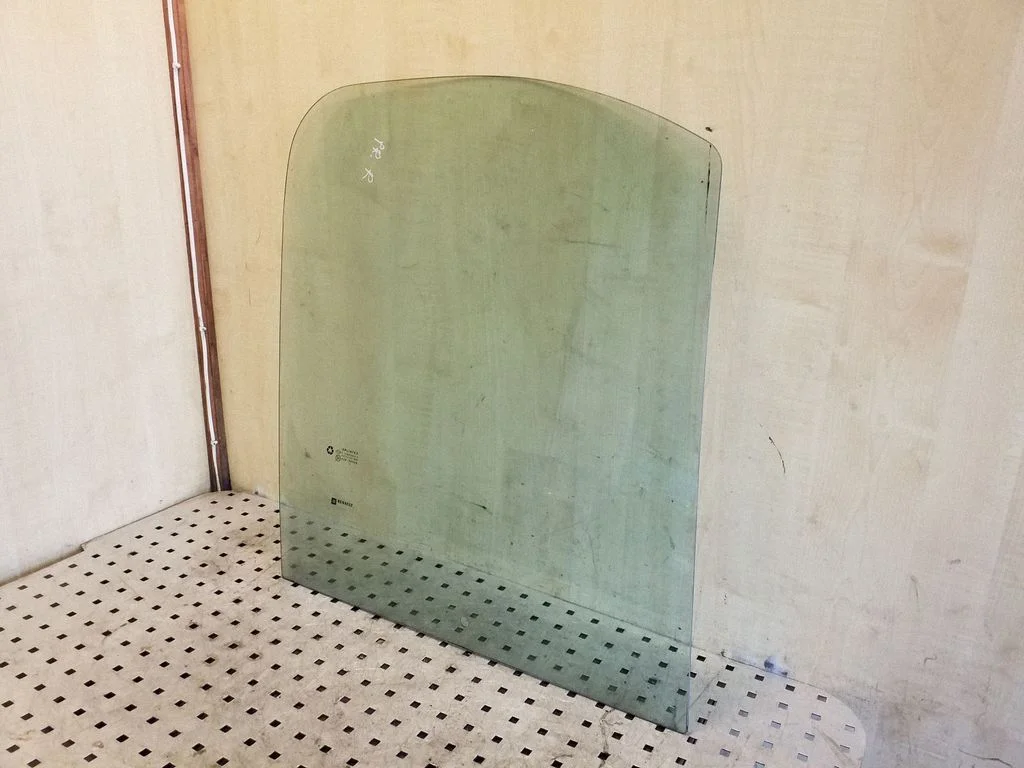 Galvenais priekšējo durvju stikls (četrdurvju) 43R00048