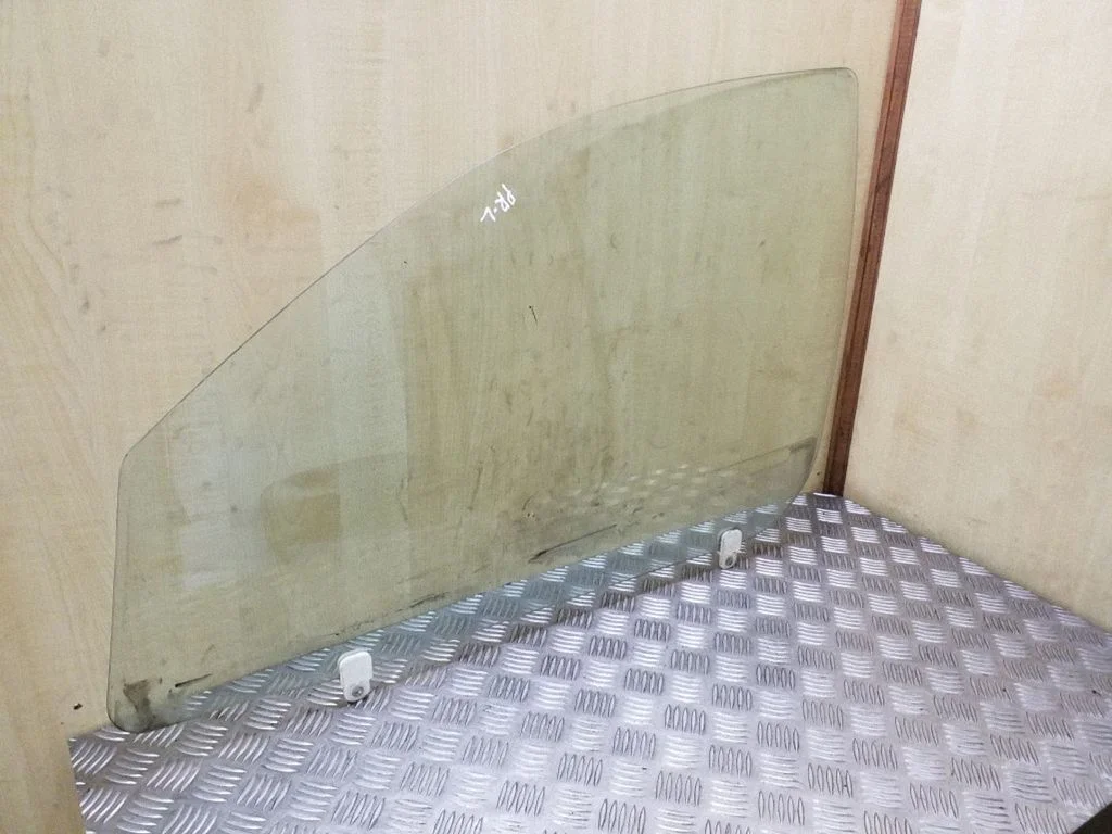 Galvenais priekšējo durvju stikls (četrdurvju) – kreisā