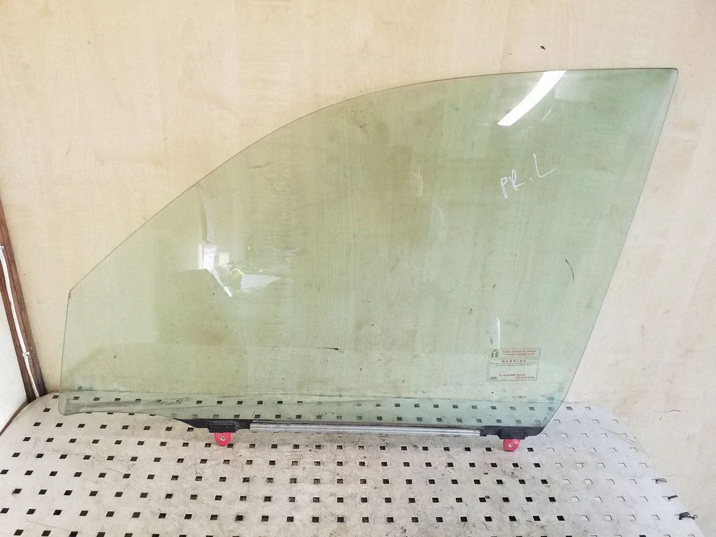 Front door window glass four-door – Toyota RAV 4 (XA20) (2000-2005)