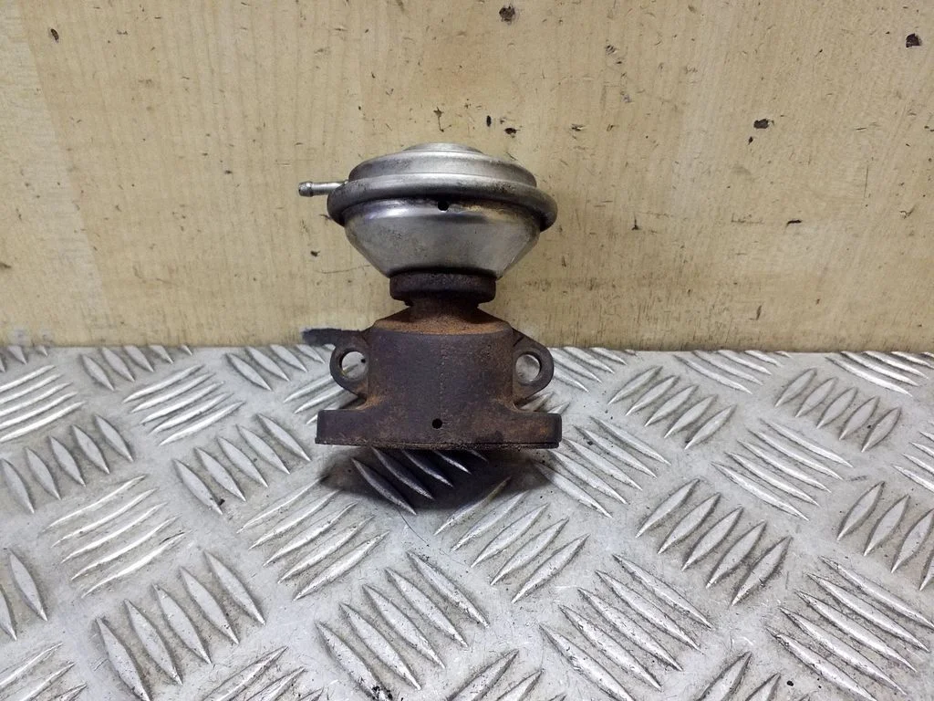 EGR valve – Audi A6 S6 C4 4A (1994-1997)