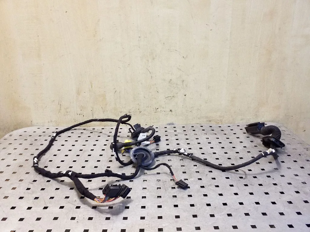 Priekšējo durvju vadu instalācija 8R0971030B