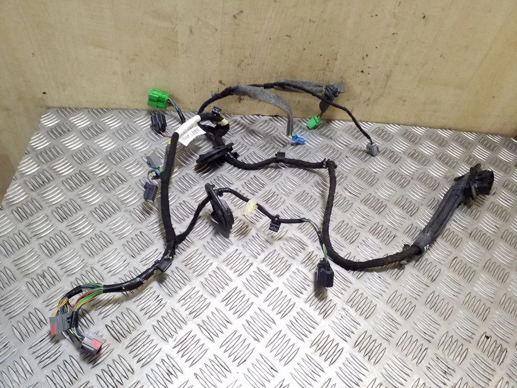 Priekšējo durvju vadu instalācija 31275427
