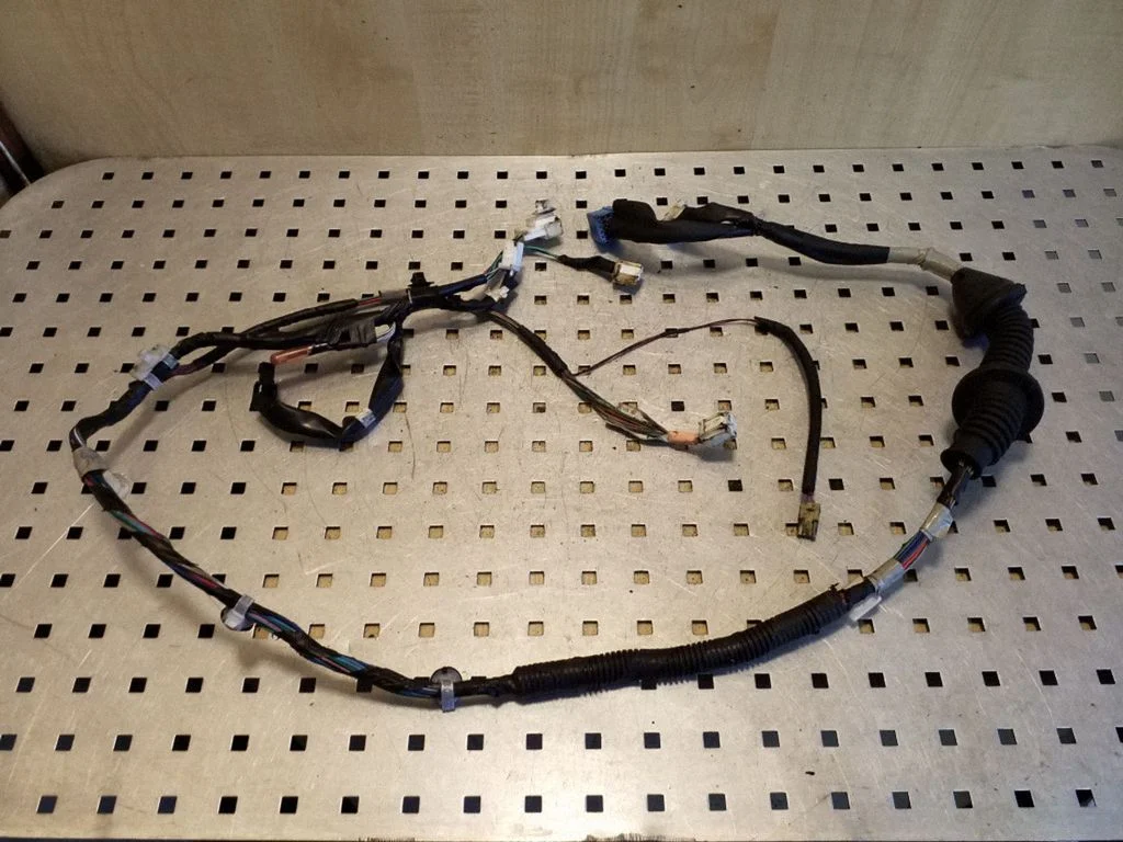 Front door wiring loom – Toyota Avensis T270 (2009-2012)