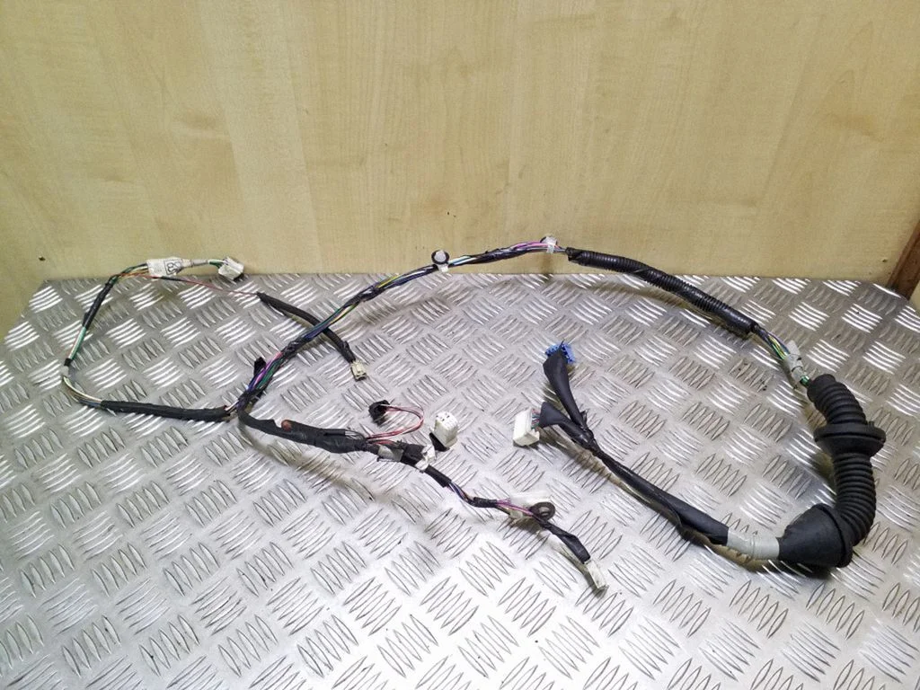 Front door wiring loom – Toyota Avensis T270 (2009-2012)