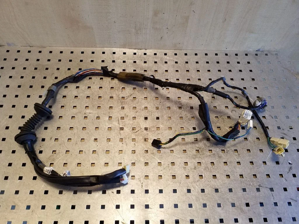 Esiukse juhtmestik – Toyota RAV 4 (XA20) (2000-2005)