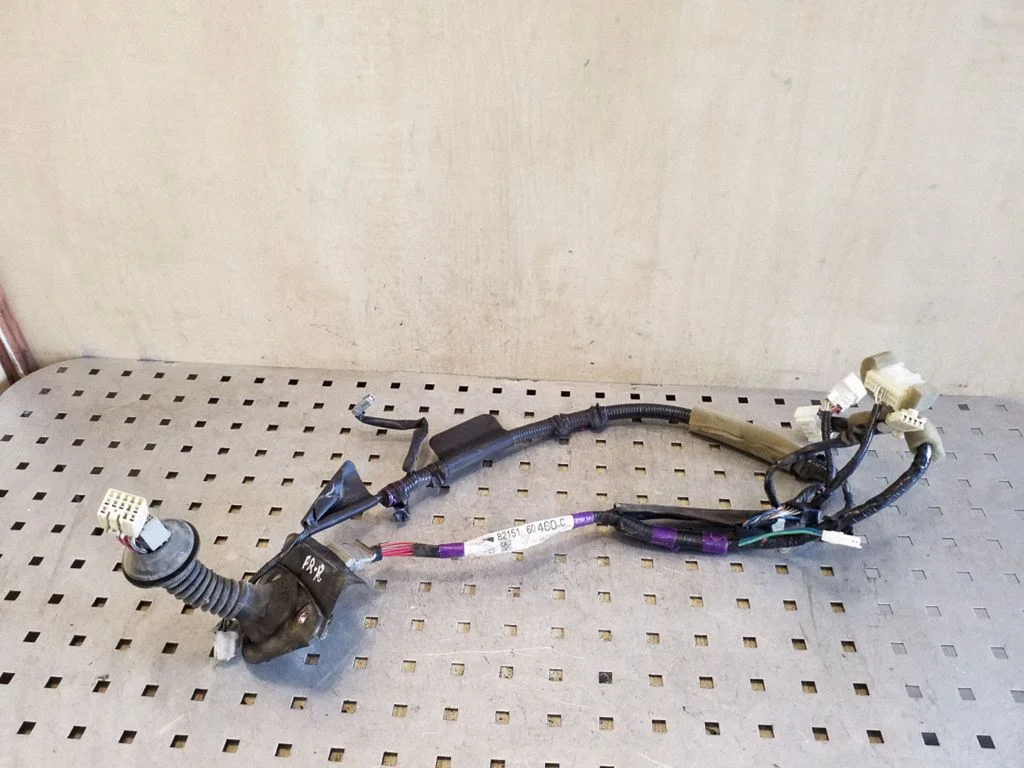 Priekšējo durvju vadu instalācija 8215160460