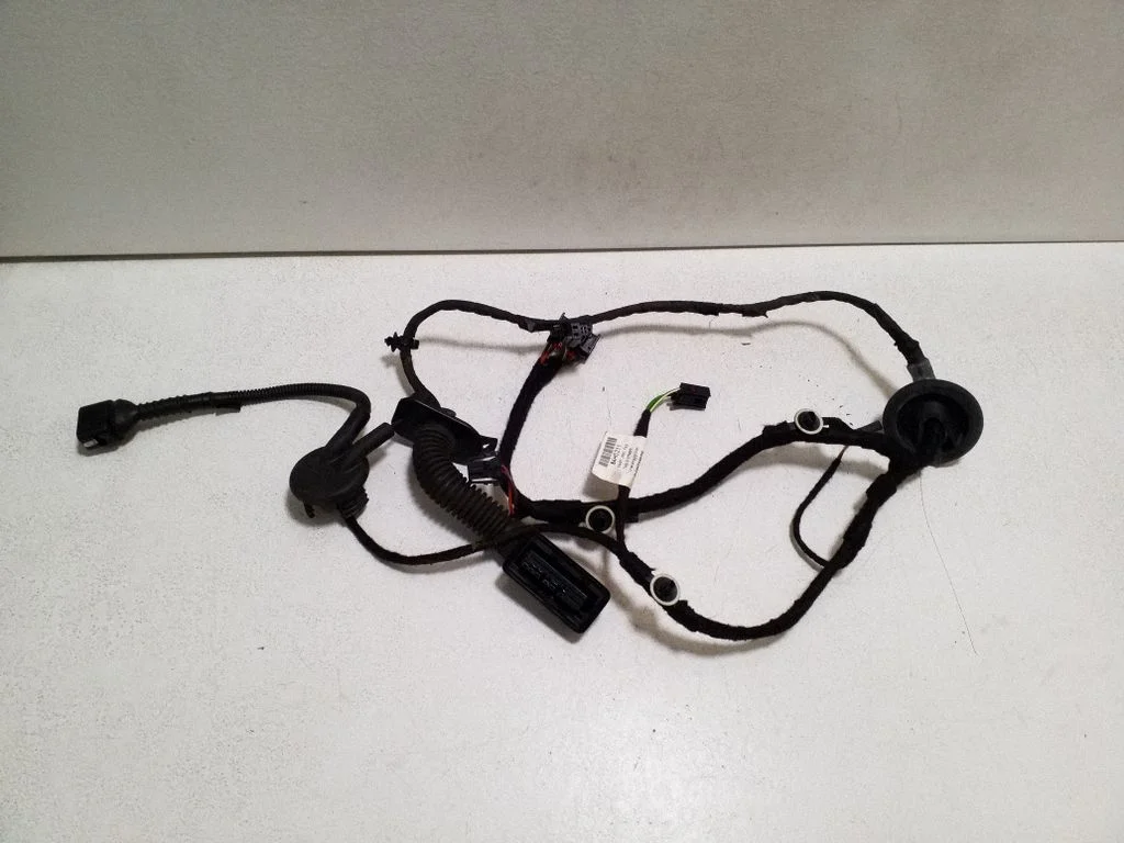 Aizmugurējo durvju vadu instalācija 8U0971687B