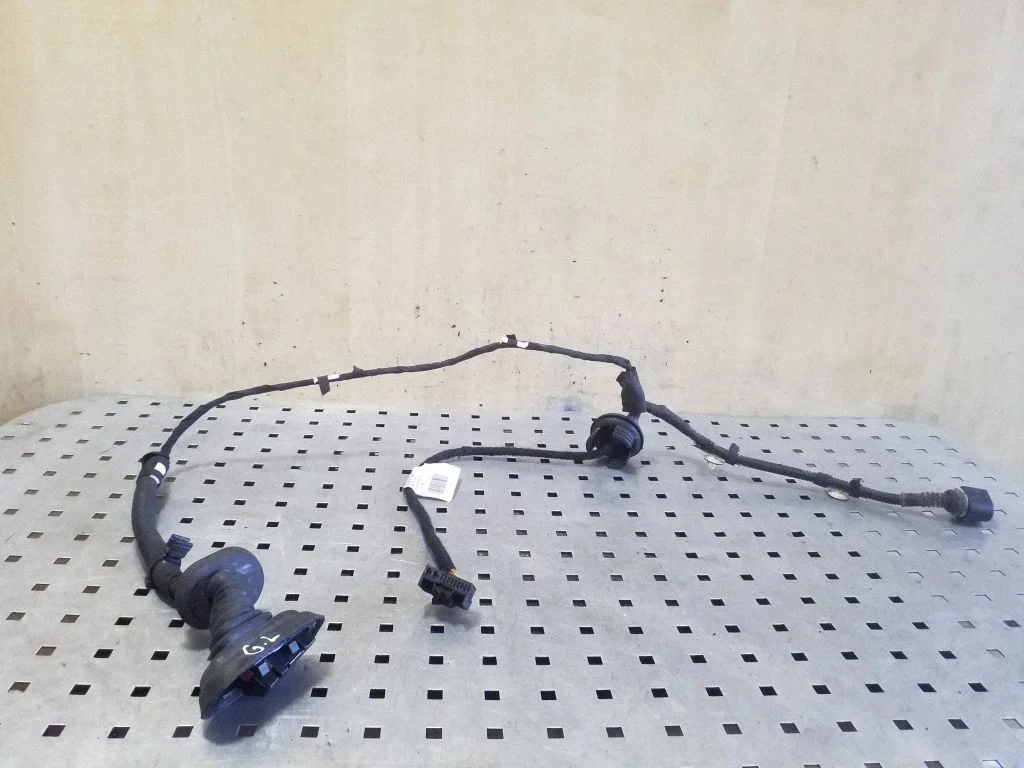 Aizmugurējo durvju vadu instalācija 8P4971687S