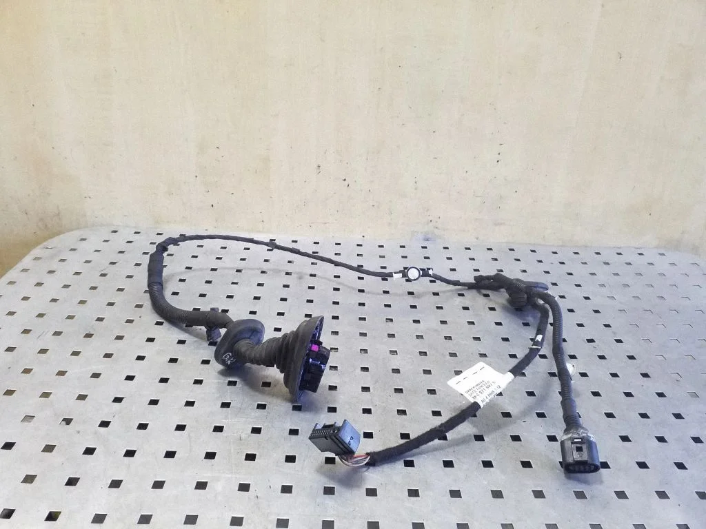 Aizmugurējo durvju vadu instalācija 8P4971687S