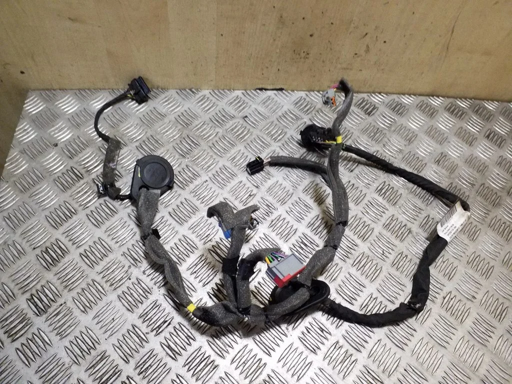 Aizmugurējo durvju vadu instalācija 31313719
