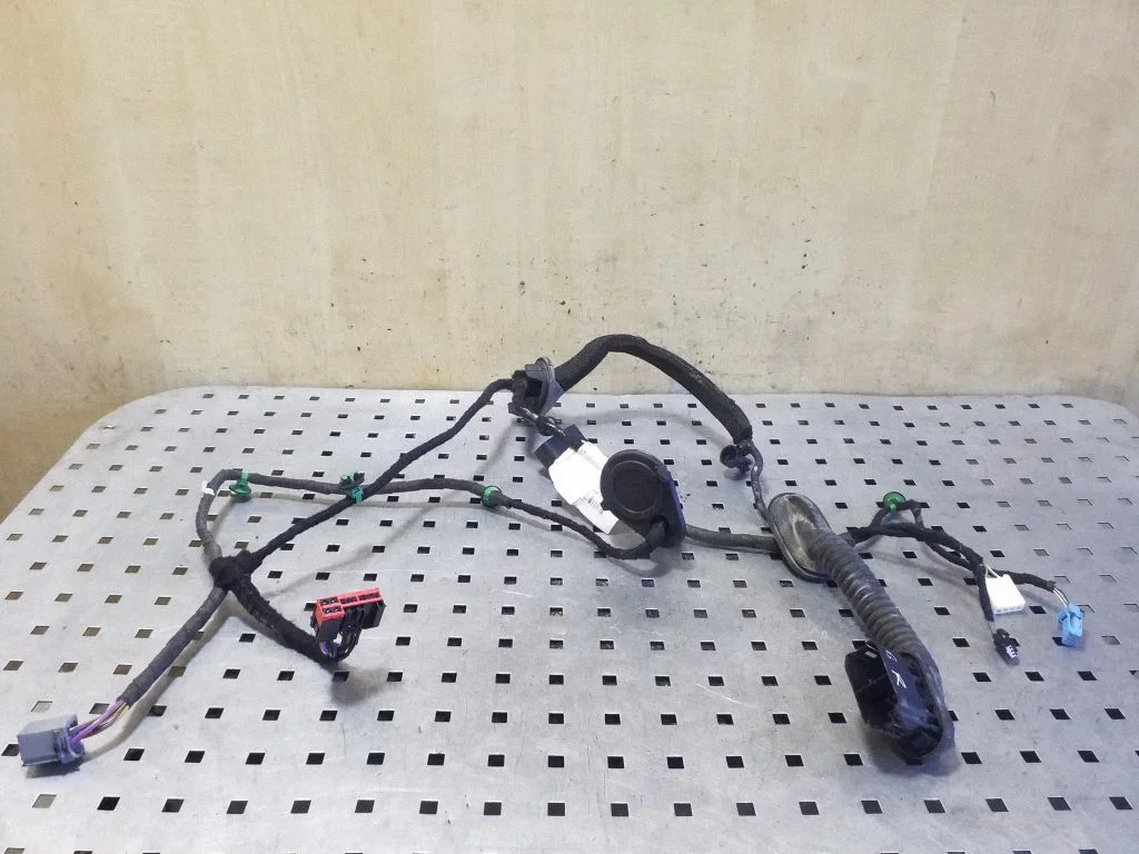 Aizmugurējo durvju vadu instalācija 7G9214240