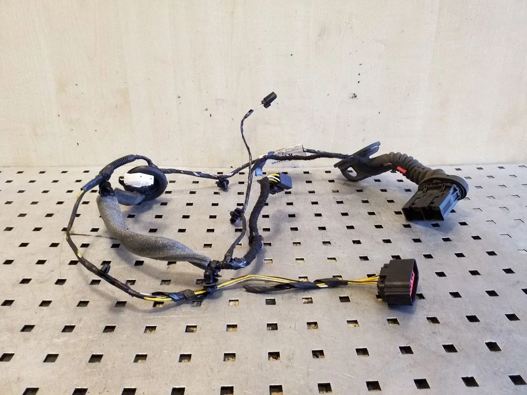 Aizmugurējo durvju vadu instalācija – Ford Kuga I (2008-2012)