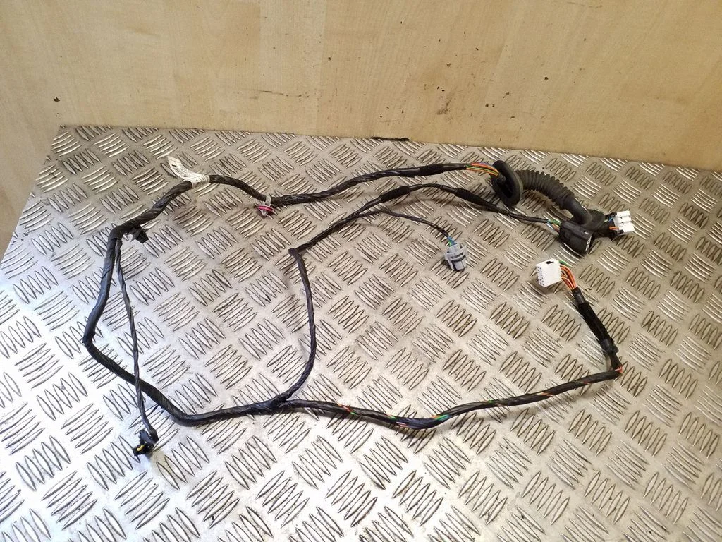 Aizmugurējo durvju vadu instalācija