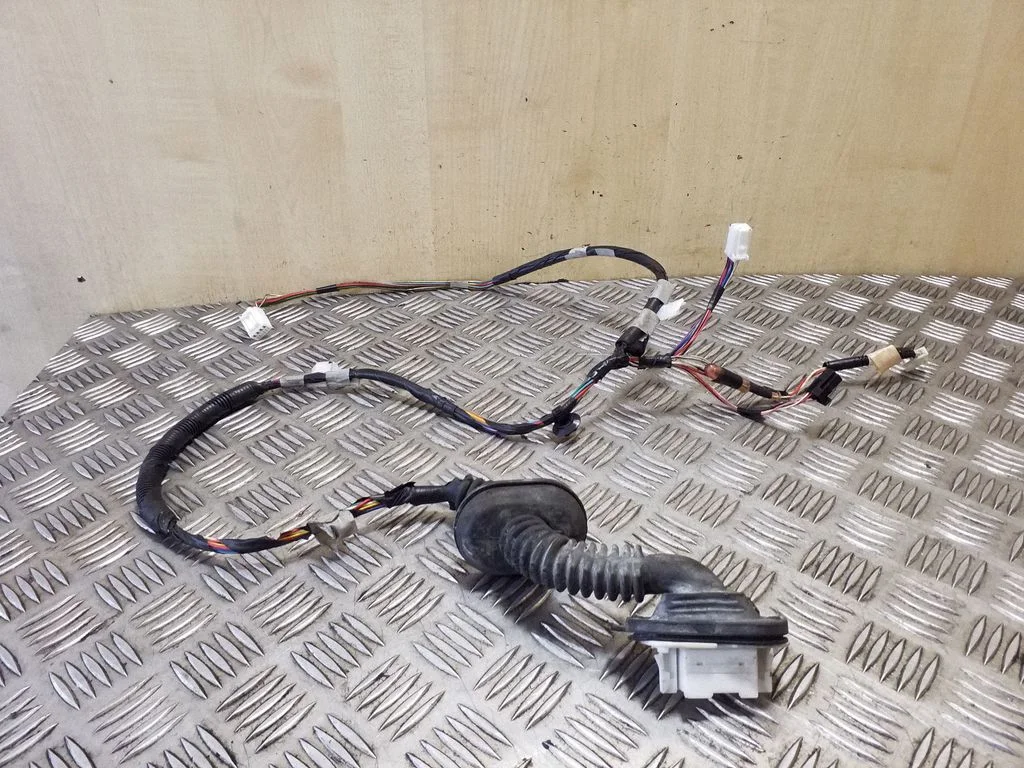 Aizmugurējo durvju vadu instalācija 8215305290D