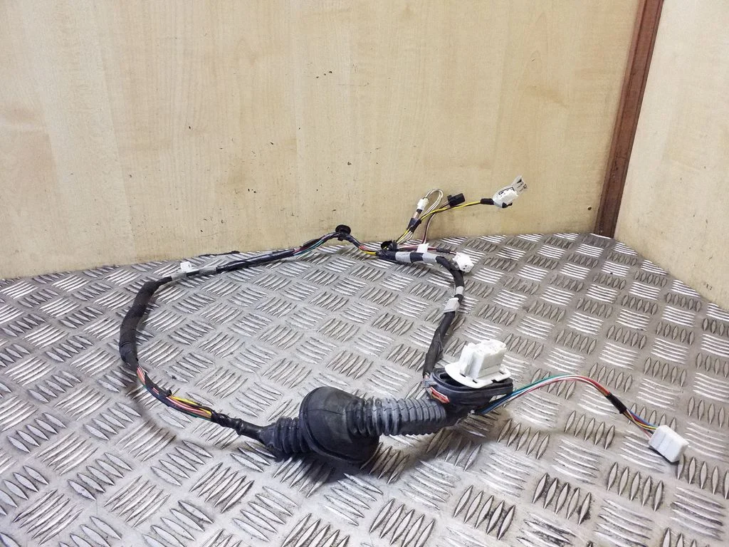 Aizmugurējo durvju vadu instalācija 8215405290D