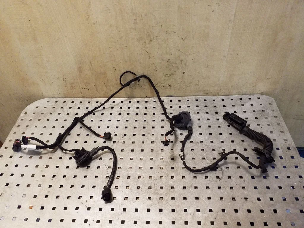 Aizmugurējo durvju vadu instalācija 8R0971687B