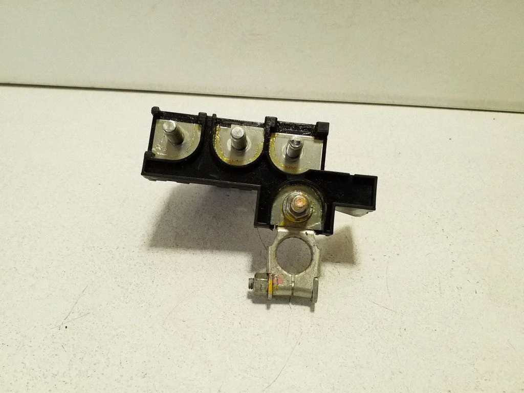 Plussjuhtmete ühendussõlm FS116250B