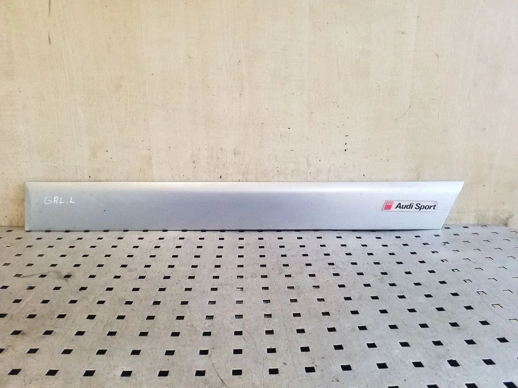 Listwa drzwi tylnych 4A0853961A