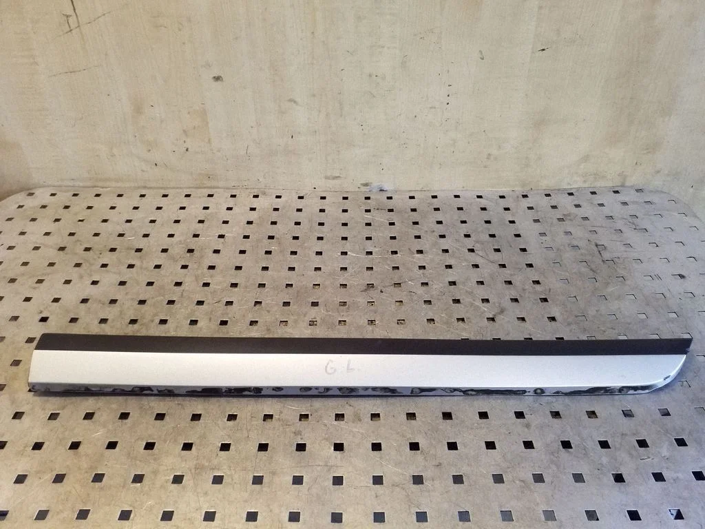 Tagaukse liist (mold) 3G0854949