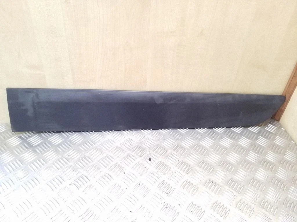 Listwa drzwi tylnych 8200095951