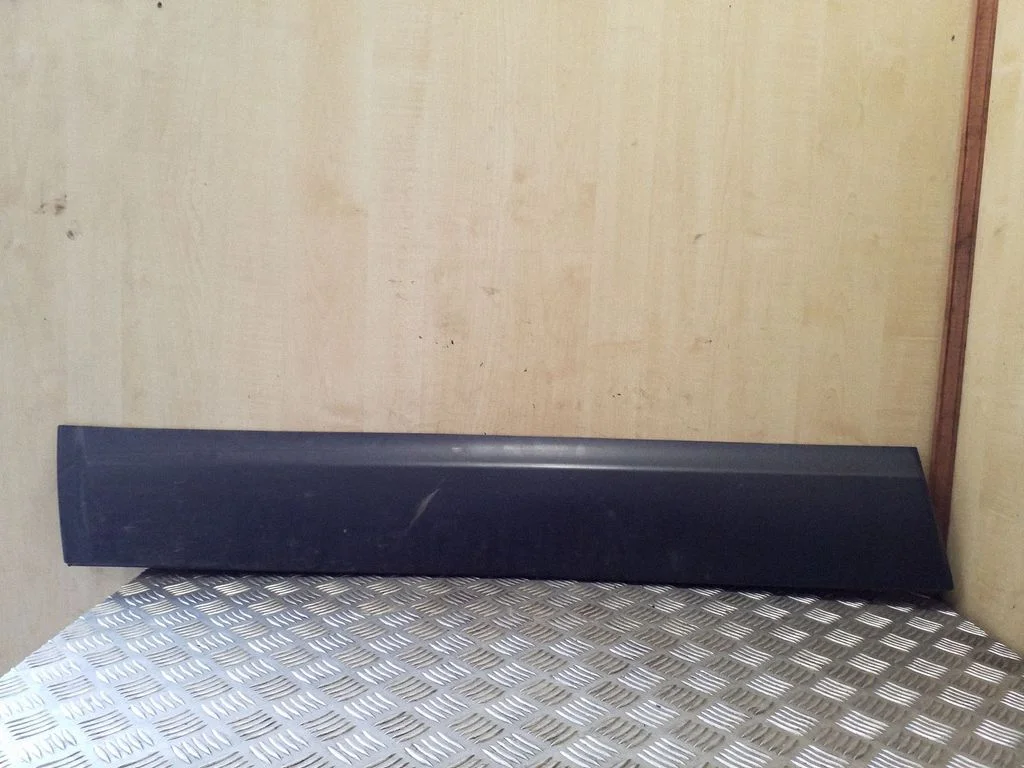 Priekšējo durvju apdare (molings) – Nissan Qashqai+2 (2008-2010)