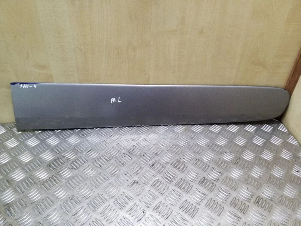 Esiukse liist (mold) – Toyota RAV 4 (XA20) (2000-2005)
