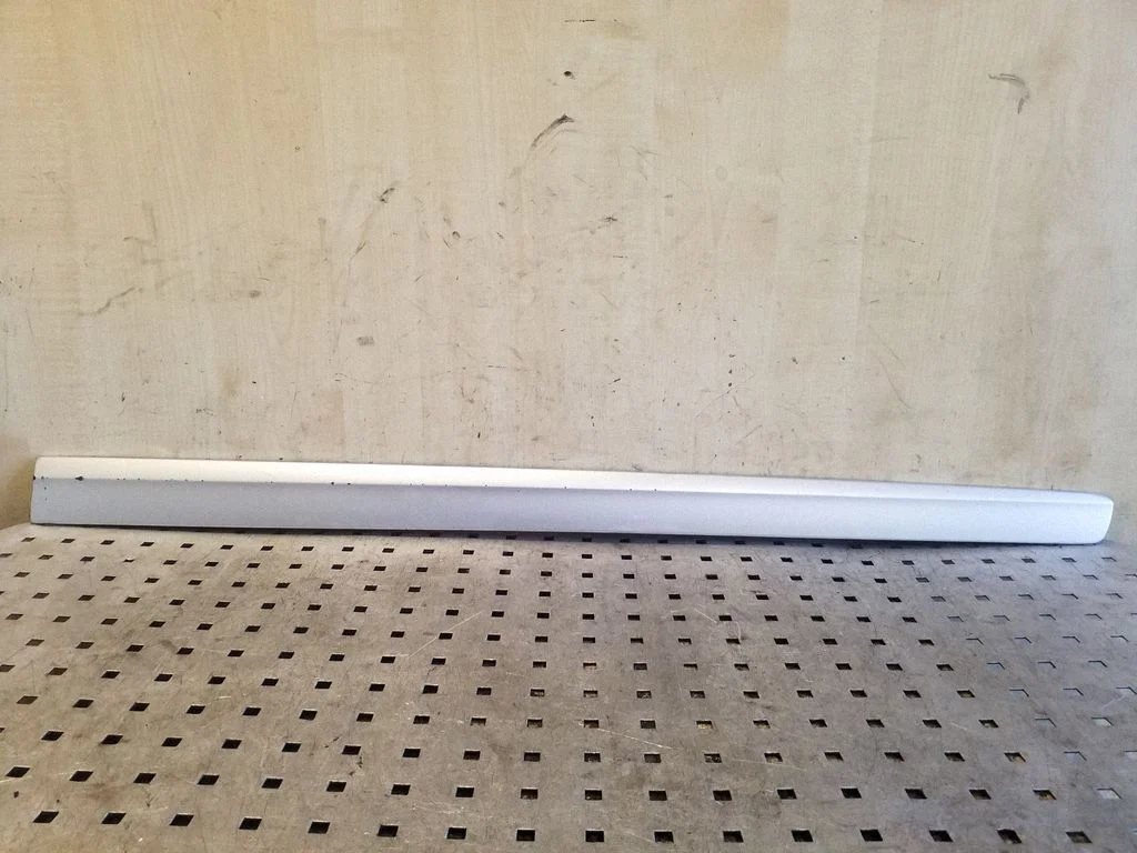 Esiukse liist (mold) 5N0853516