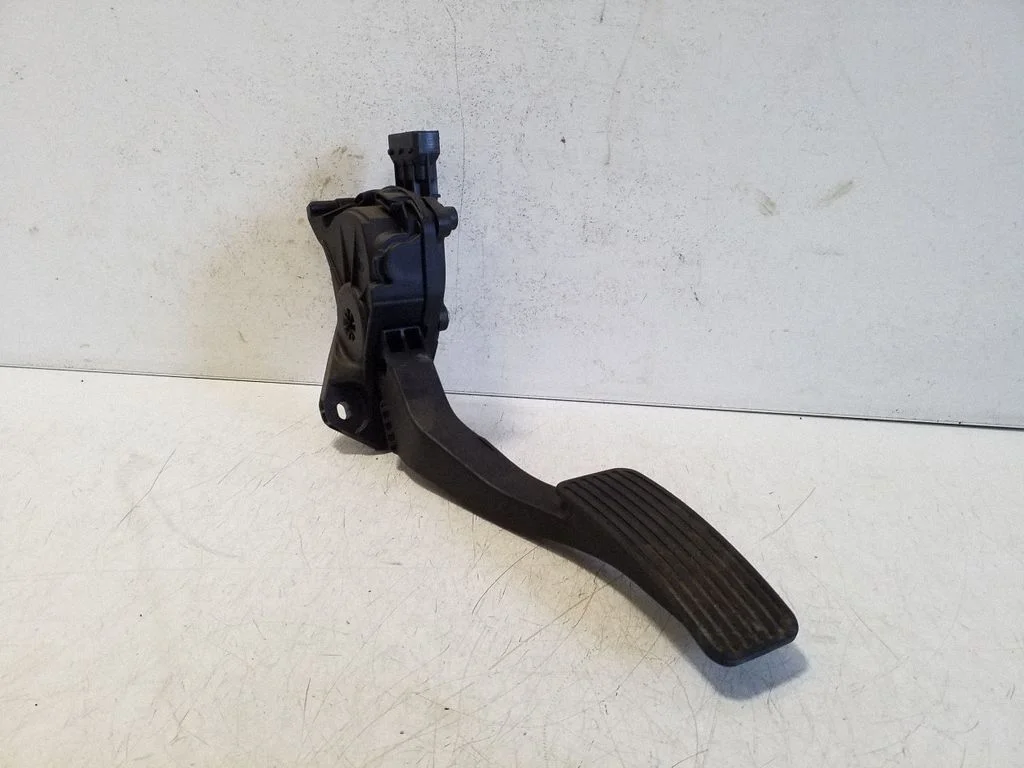 Accelerator throttle pedal 13252704