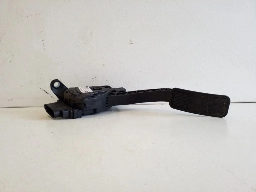 Gaasipedaal 8V219F836AB