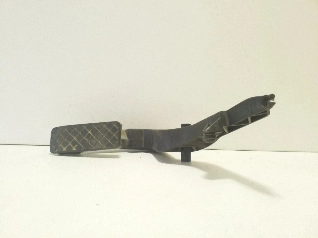 Accelerator throttle pedal – Volkswagen Passat B5 (1997-2000)