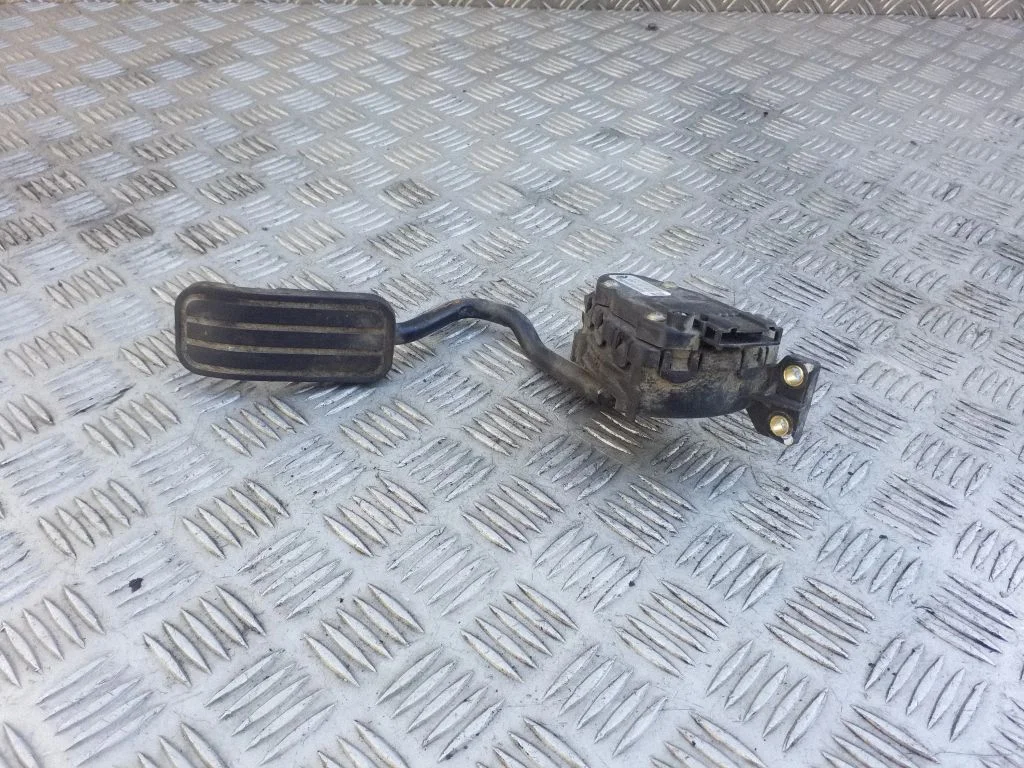 Akseleratora pedālis 7M1721603