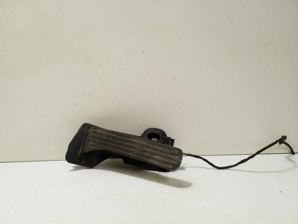 Gaasipedaal 74390500