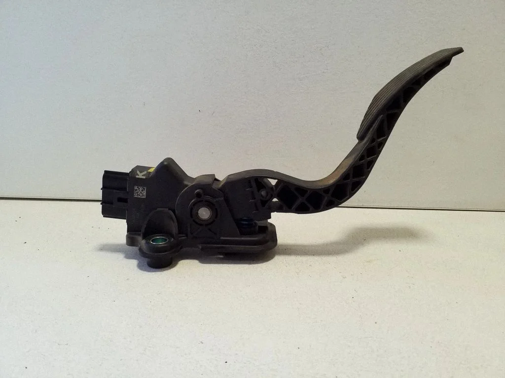 Accelerator throttle pedal – Mitsubishi Outlander (2007-2012)
