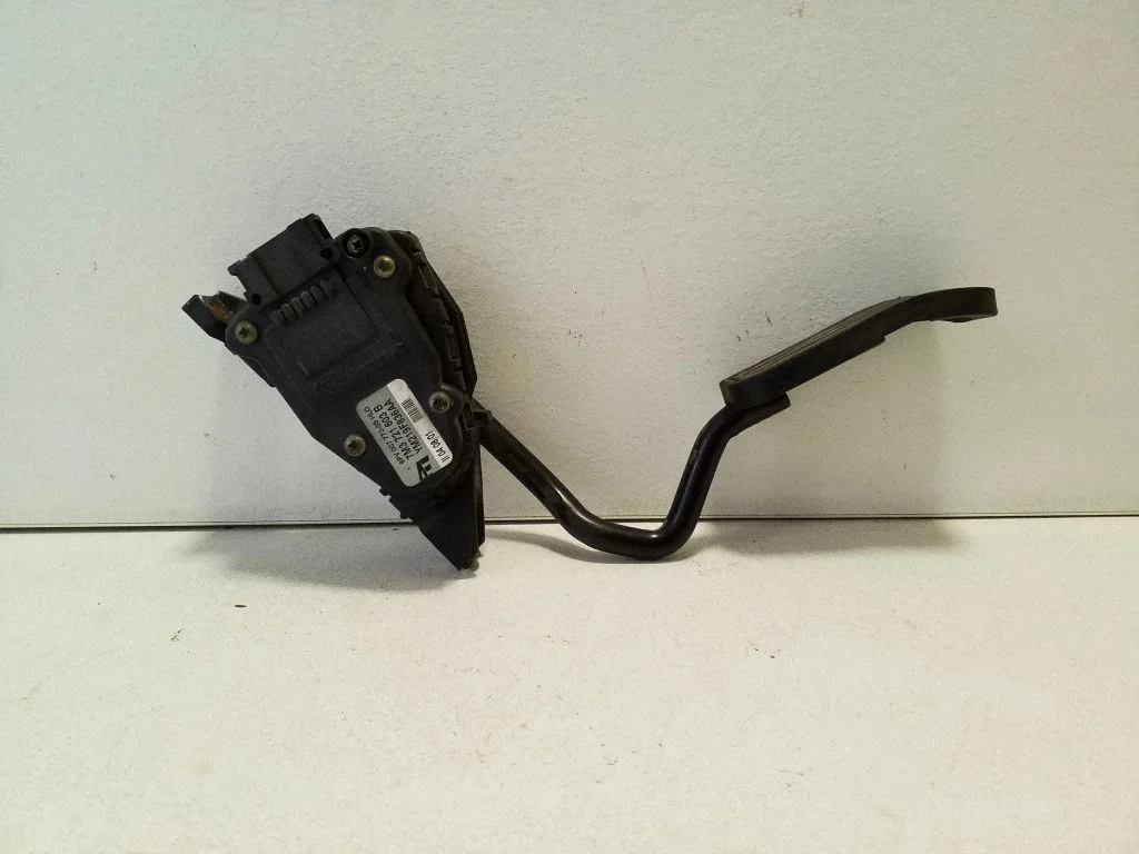 Accelerator throttle pedal 7M3721603B