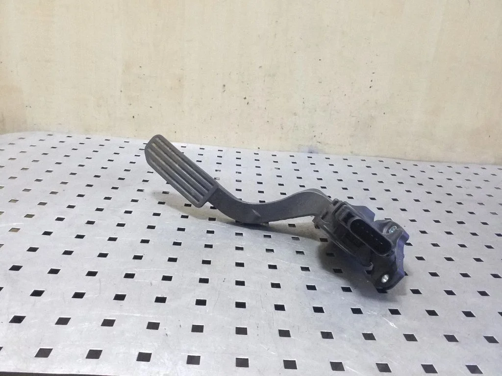 Accelerator throttle pedal – Land Rover Freelander 2 - LR2 (2007-2016)