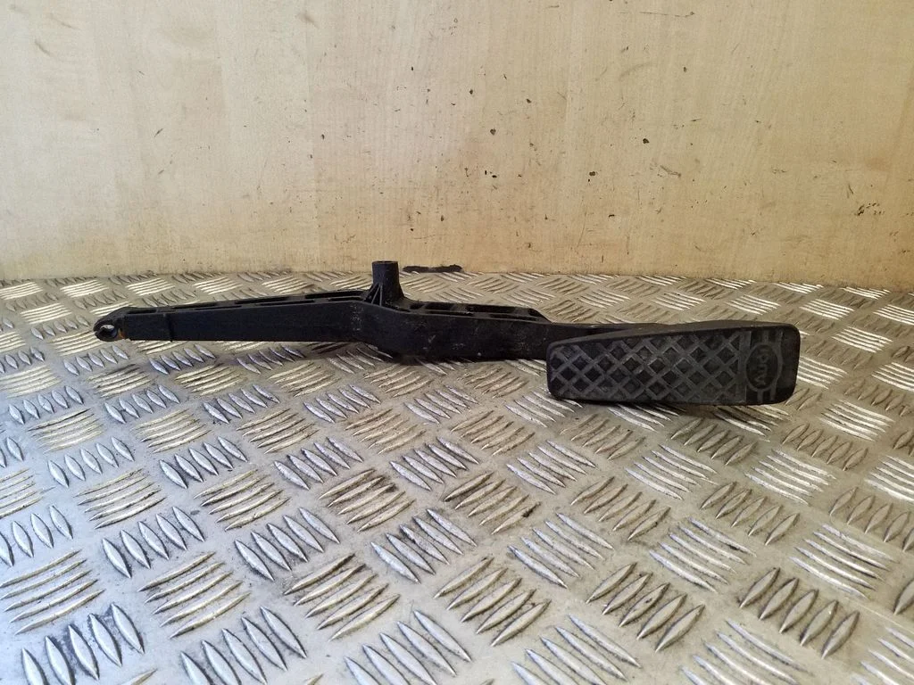 Accelerator throttle pedal