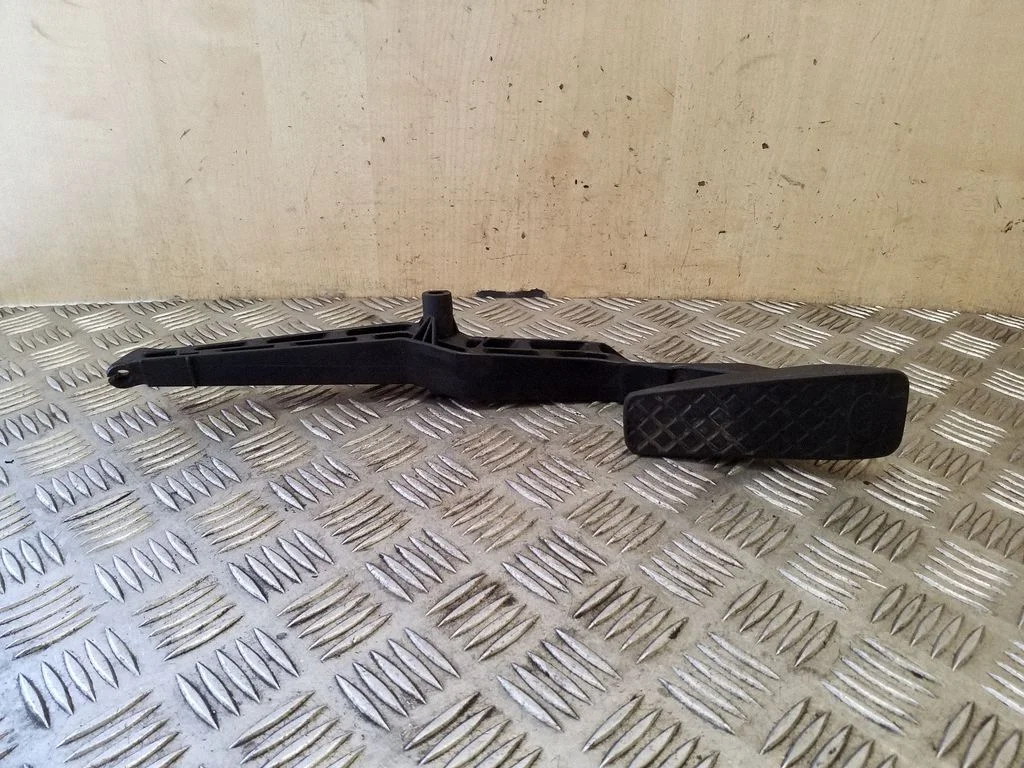 Accelerator throttle pedal