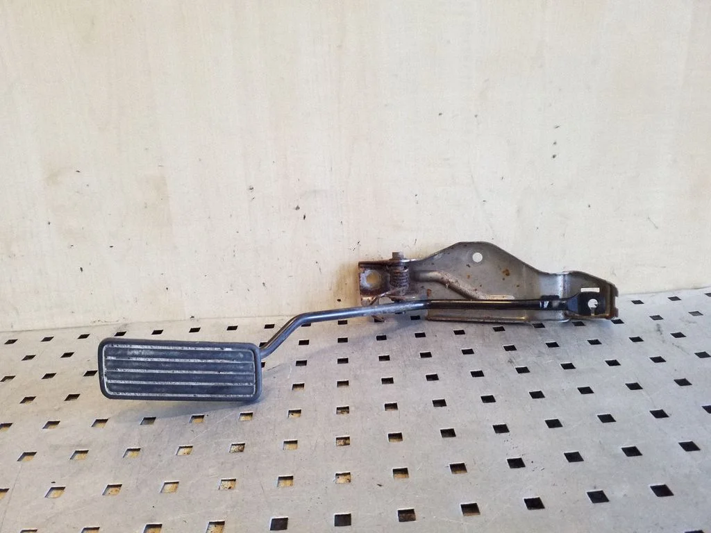 Accelerator throttle pedal