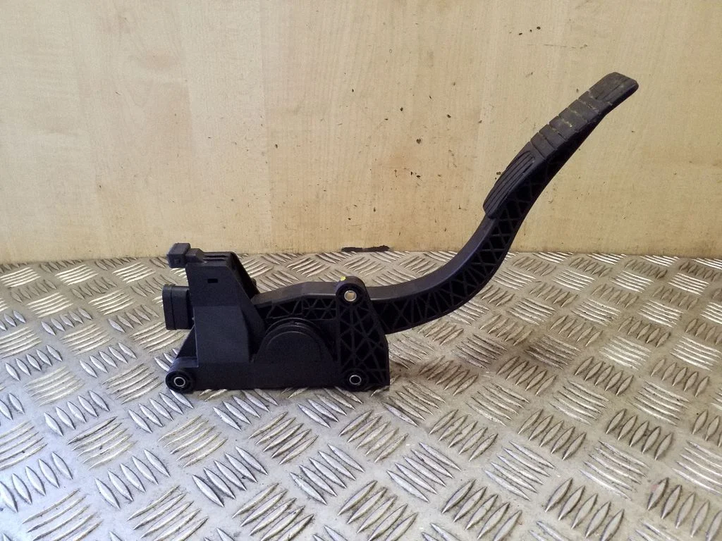 Accelerator throttle pedal 20905700
