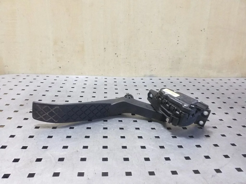 Akseleratora pedālis 7L0723507E