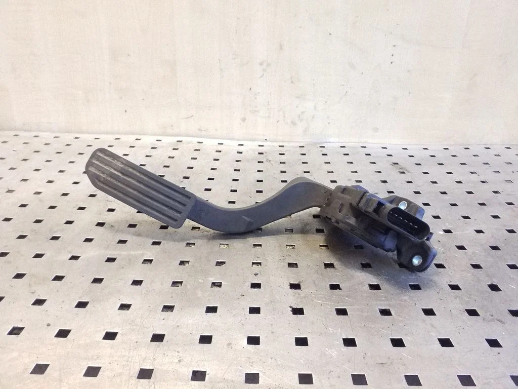 Accelerator throttle pedal – Land Rover Freelander 2 - LR2 (2007-2016)
